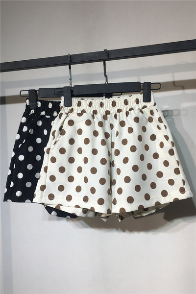 Pantaloni scurți de damă cu elastic precis în talie