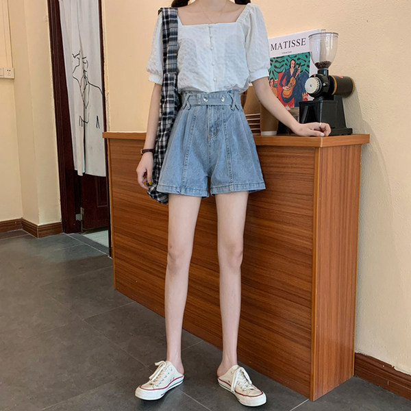 Blugi scurti si lati cu centura pentru femei