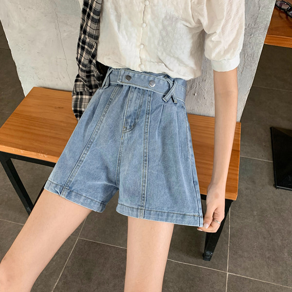 Blugi scurti si lati cu centura pentru femei