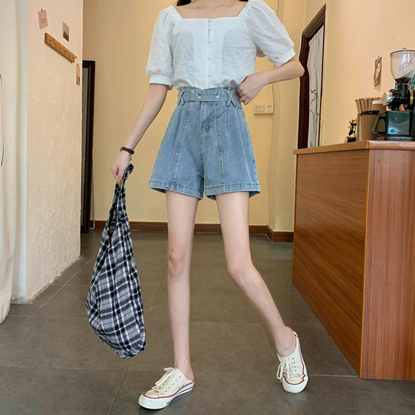 Blugi scurti si lati cu centura pentru femei