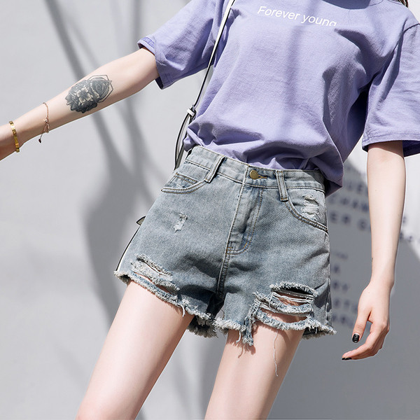 Model nou de pantaloni scurți din denim cu motive rupte în gri și albastru