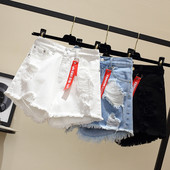 Model nou de pantaloni scurți din denim în trei culori cu motive rupte