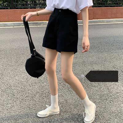 Blugi scurti cu picioare largi si talie inalta