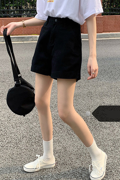 Blugi scurti cu picioare largi si talie inalta