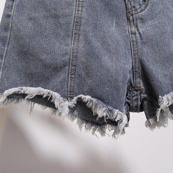 Pantaloni scurți moderni cu elemente rupte