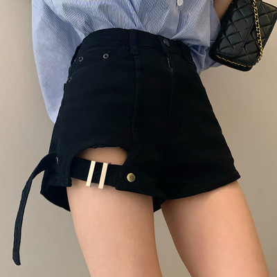 Pantaloni scurți negri din denim cu decupaje și elemente metalice