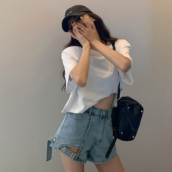 Pantaloni scurți negri din denim cu decupaje și elemente metalice