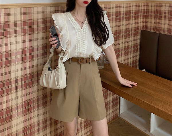 Pantaloni moderni de dama, model lat deasupra genunchiului