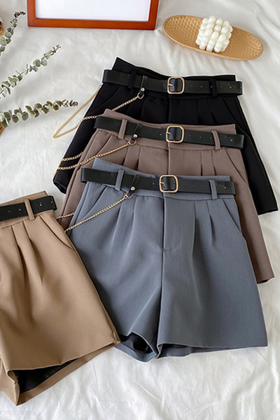 Pantaloni scurti eleganti cu curea - model lat