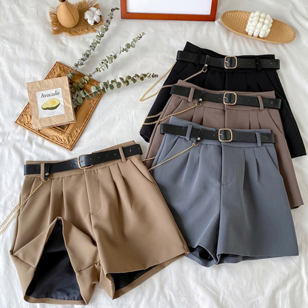 Pantaloni scurti eleganti cu curea - model lat