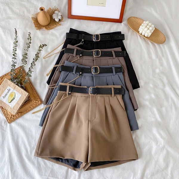 Pantaloni scurti eleganti cu curea - model lat