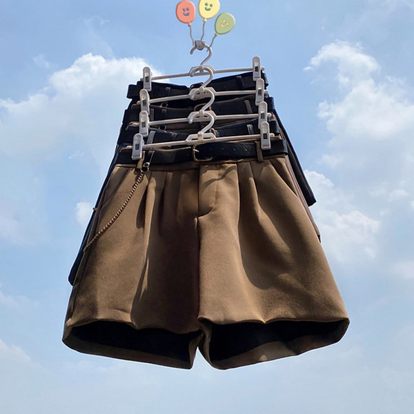 Pantaloni scurti eleganti cu curea - model lat