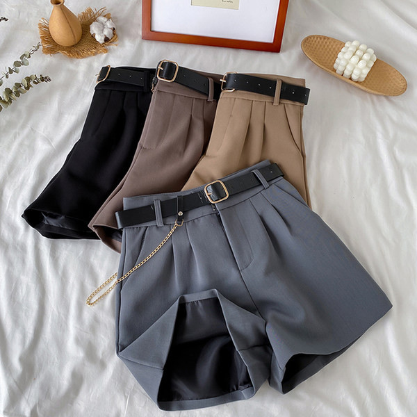 Pantaloni scurti eleganti cu curea - model lat