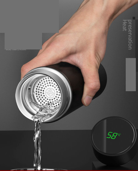 Išmanus termoso puodelis, rodantis skysčio temperatūrą