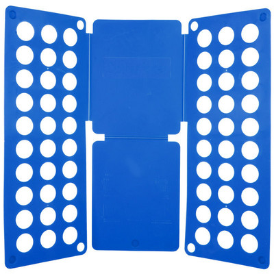 Dispozitiv din plastic pentru plierea hainelor