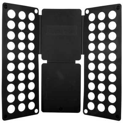 Dispozitiv din plastic pentru plierea hainelor