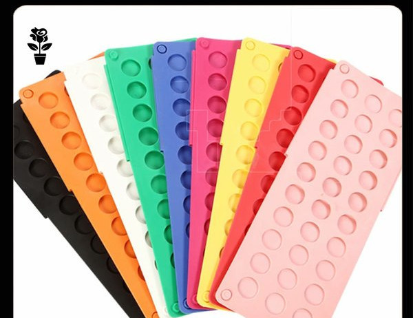 Dispozitiv din plastic pentru plierea hainelor