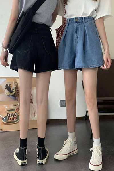 Blugi scurti lati cu talie inalta si bustiera