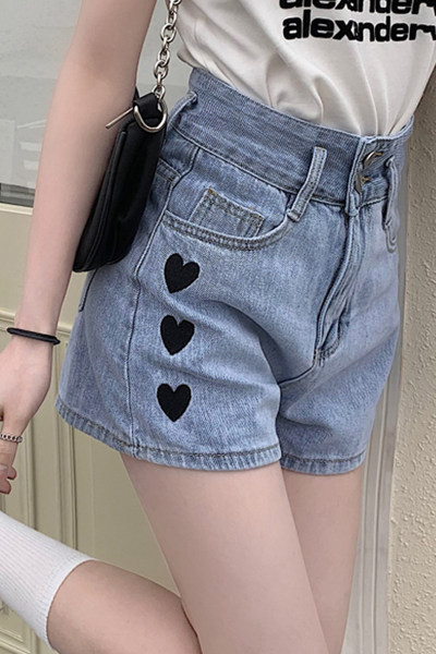 Κοντά τζιν με κεντημένες καρδιές