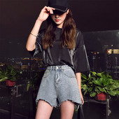 Ženske kratke hlače s poderanim elementima - asimetrični model