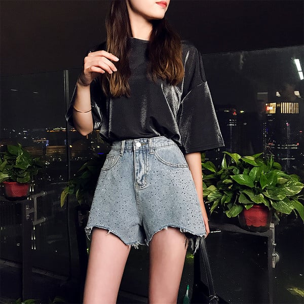 Ženske kratke hlače s poderanim elementima - asimetrični model