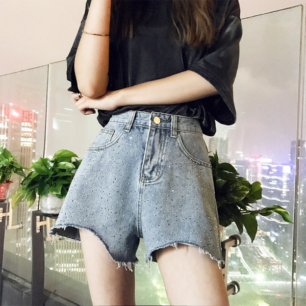 Ženske kratke hlače s poderanim elementima - asimetrični model