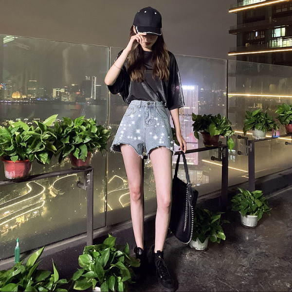 Ženske kratke hlače s poderanim elementima - asimetrični model