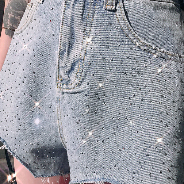 Ženske kratke hlače s poderanim elementima - asimetrični model