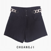 Γυναικεία σορτς σε μαύρο χρώμα με μεταλλική αλυσίδα