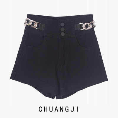 Γυναικεία σορτς σε μαύρο χρώμα με μεταλλική αλυσίδα