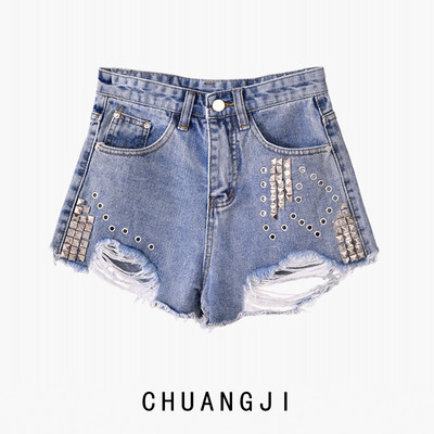 Γυναικεία κοντή τζιν με μεταλλική διακόσμηση και σχισμένο μοτίβο