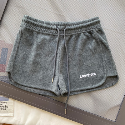 Kratke ležerne kratke hlače s izvezenim natpisom