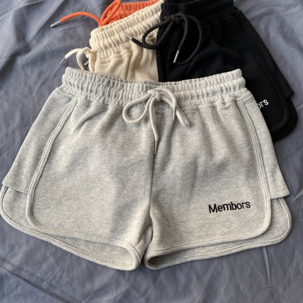 Kratke ležerne kratke hlače s izvezenim natpisom