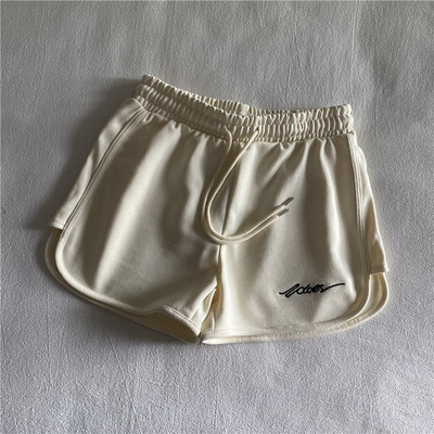 Γυναικεία σορτς με κεντημένη επιγραφή