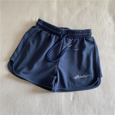 Γυναικεία σορτς με κεντημένη επιγραφή