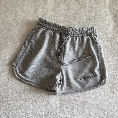 Γυναικεία σορτς με κεντημένη επιγραφή