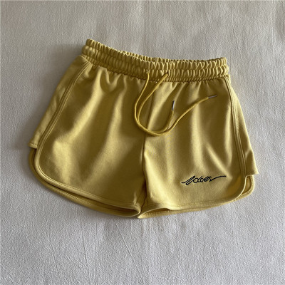 Γυναικεία σορτς με κεντημένη επιγραφή