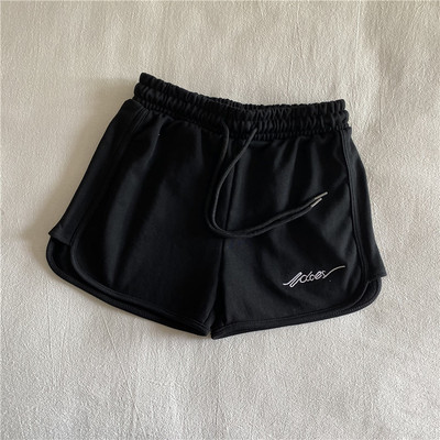 Γυναικεία σορτς με κεντημένη επιγραφή