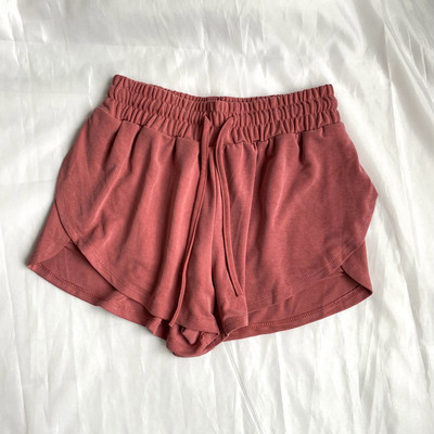 Κοντά σορτς με ελαστικά και κορδόνια