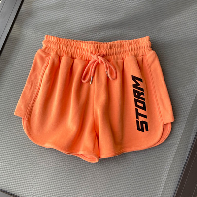 Κοντά σορτς με επιγραφή