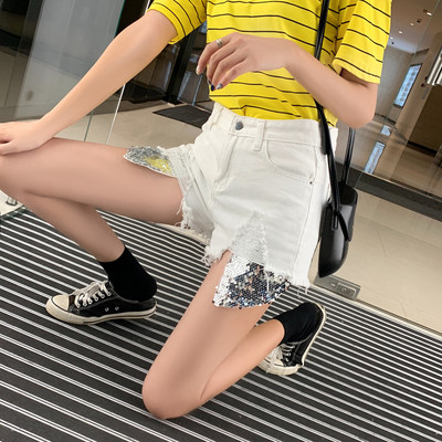 Novi model kratkih ženskih traperica sa sjajnim efektom i visokim strukom