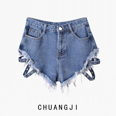 Blugi scurti cu motive rupte, bretele si carouri metalice