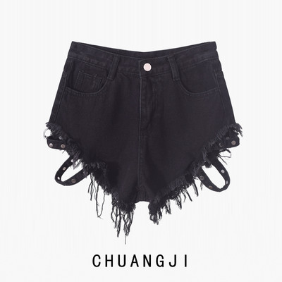 Blugi scurti cu motive rupte, bretele si carouri metalice