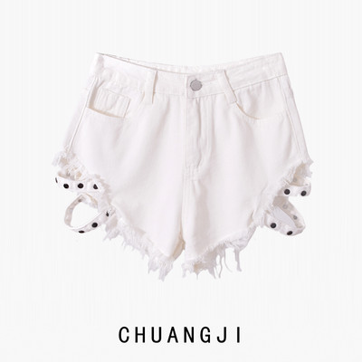 Blugi scurti cu motive rupte, bretele si carouri metalice