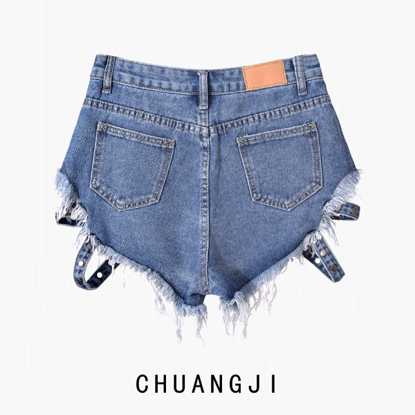 Blugi scurti cu motive rupte, bretele si carouri metalice