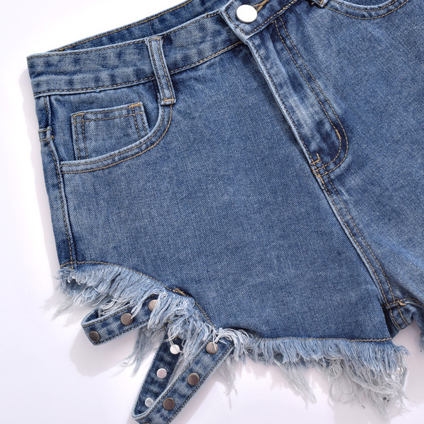 Blugi scurti cu motive rupte, bretele si carouri metalice