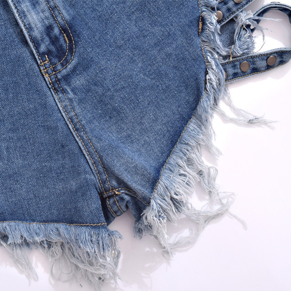 Blugi scurti cu motive rupte, bretele si carouri metalice