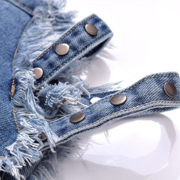 Blugi scurti cu motive rupte, bretele si carouri metalice