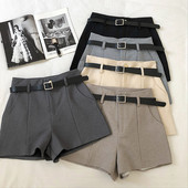 Μοντέρνα σορτς με ζώνη και ψηλή μέση