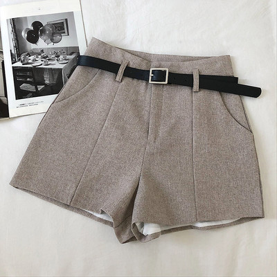 Μοντέρνα σορτς με ζώνη και ψηλή μέση